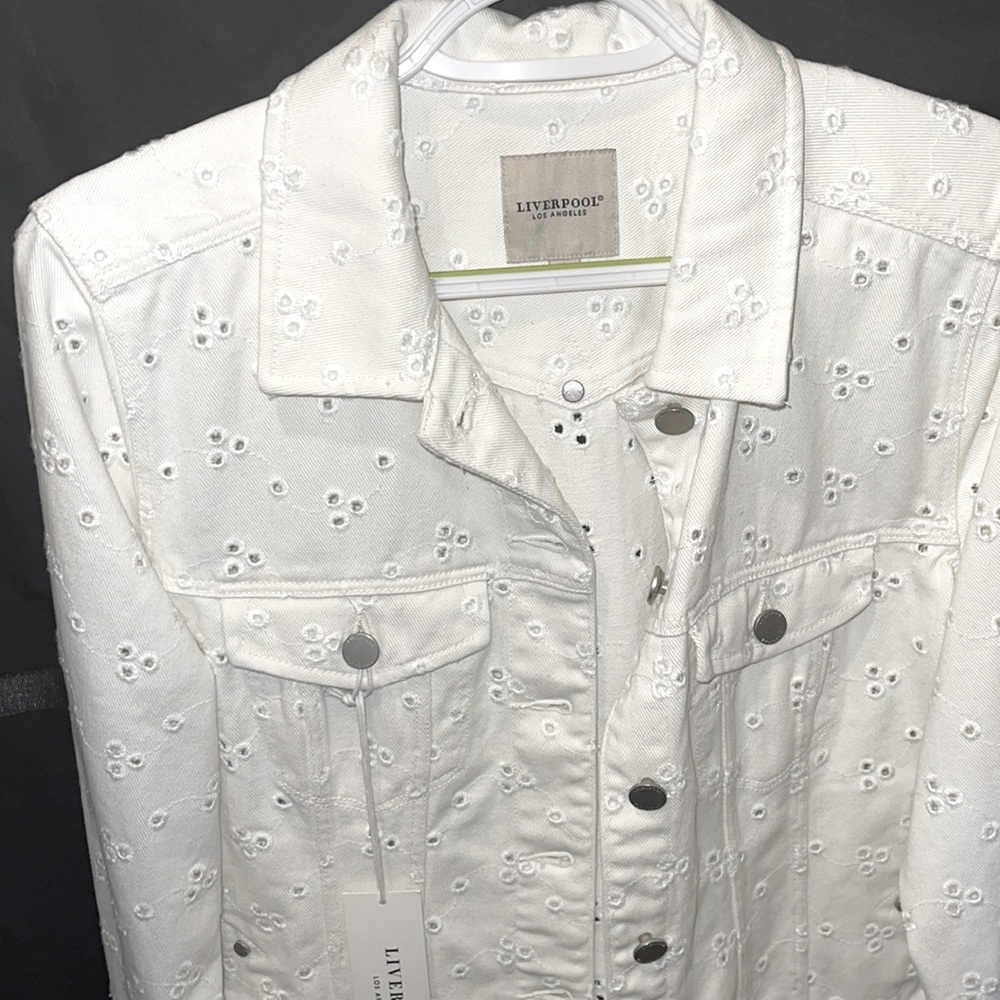 💧 Liverpool 💦 Women’s size Small. All White, see who’s clean, at night.